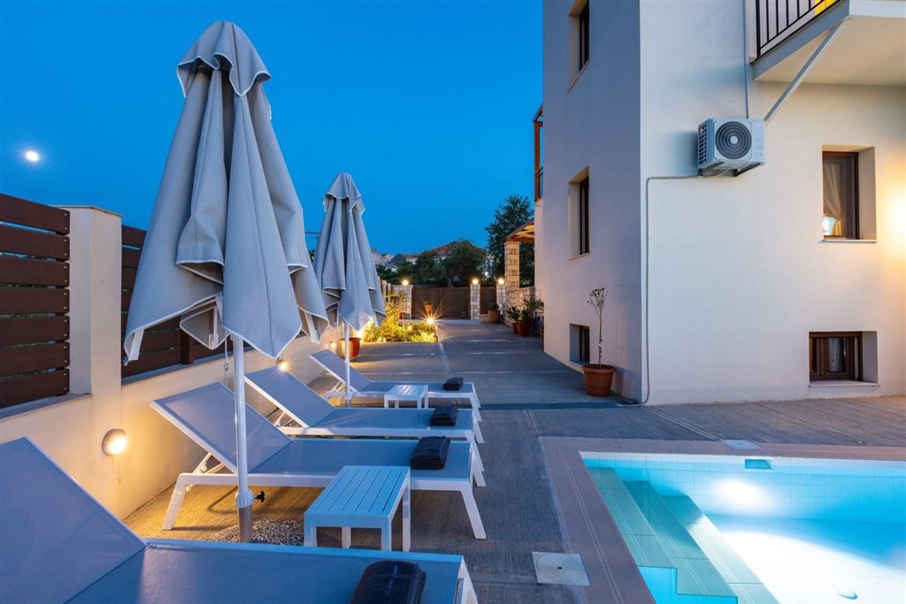 moderni-dum-v-rustikalnim-duchu-a-s-bazenem-kreta-recko