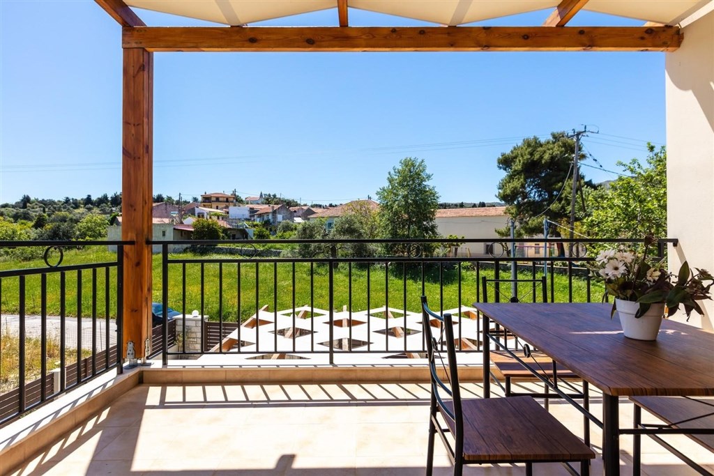 moderni-dum-v-rustikalnim-duchu-a-s-bazenem-kreta-recko