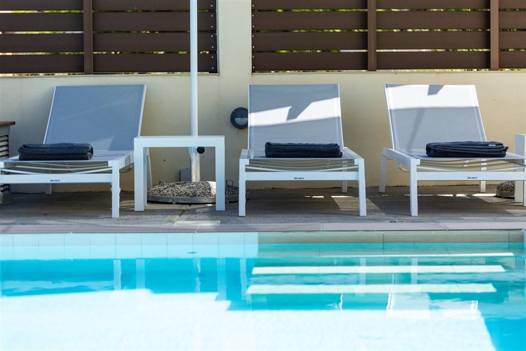 moderni-dum-v-rustikalnim-duchu-a-s-bazenem-kreta-recko