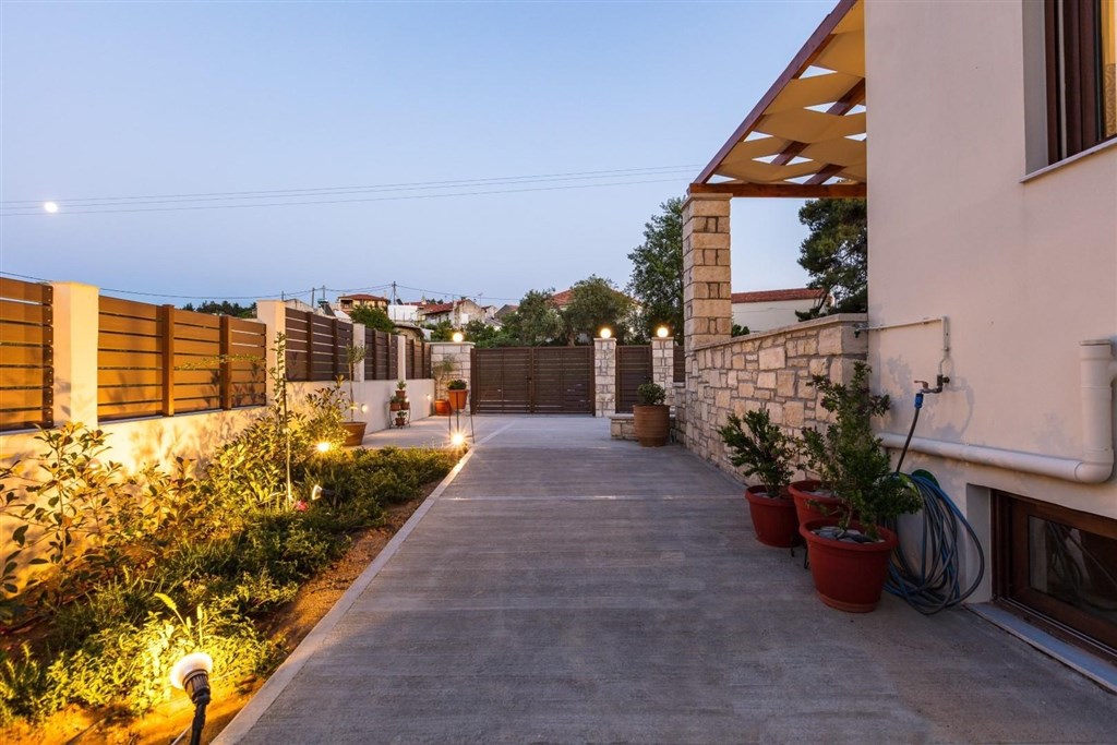 moderni-dum-v-rustikalnim-duchu-a-s-bazenem-kreta-recko