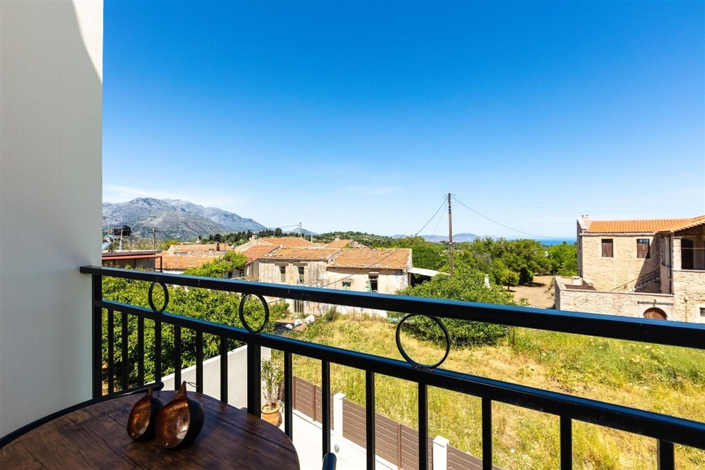 moderni-dum-v-rustikalnim-duchu-a-s-bazenem-kreta-recko