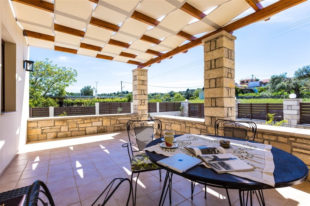 moderni-dum-v-rustikalnim-duchu-a-s-bazenem-kreta-recko