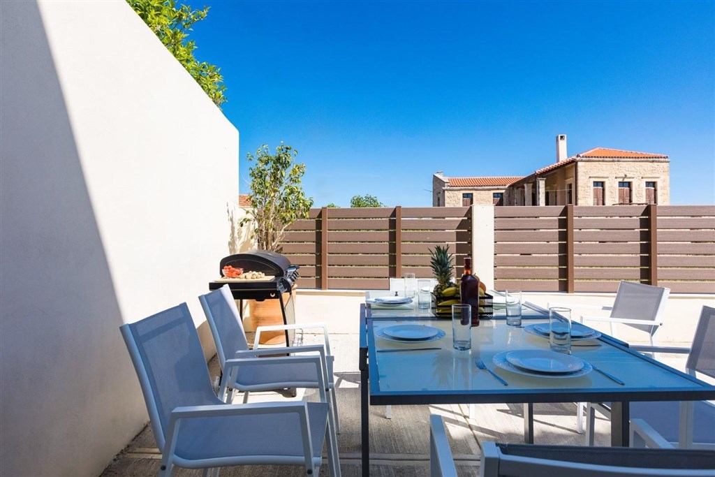 moderni-dum-v-rustikalnim-duchu-a-s-bazenem-kreta-recko