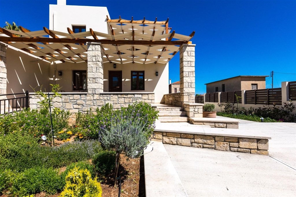 moderni-dum-v-rustikalnim-duchu-a-s-bazenem-kreta-recko