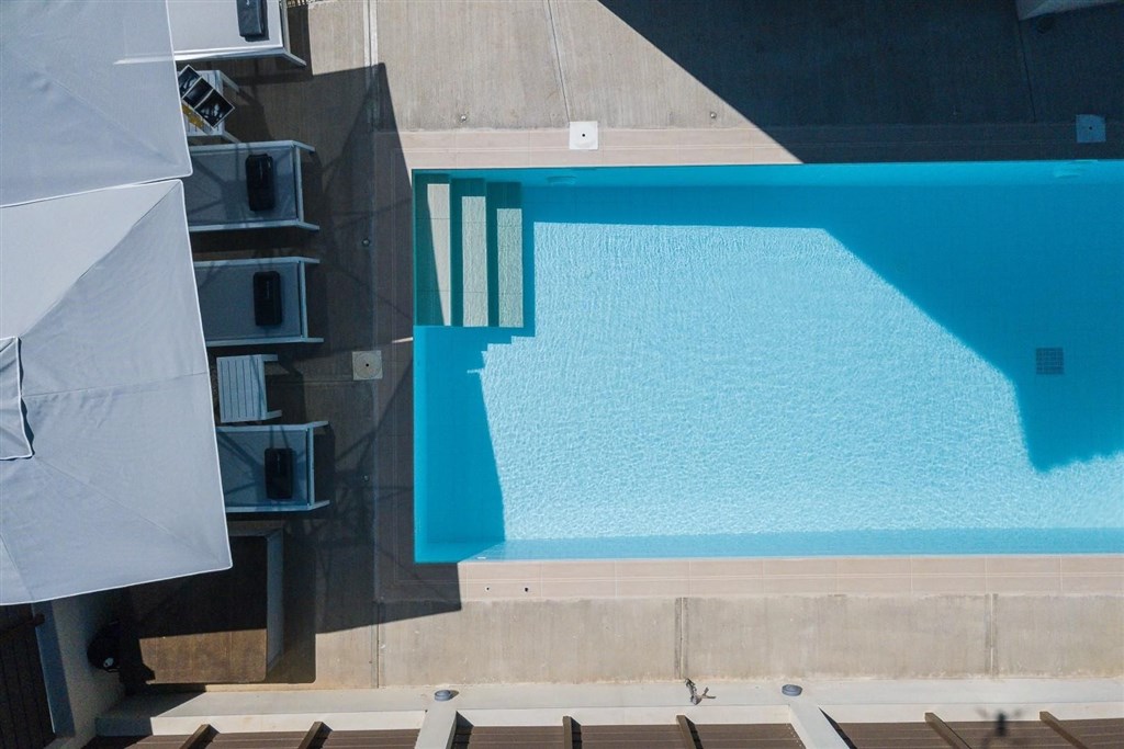 moderni-dum-v-rustikalnim-duchu-a-s-bazenem-kreta-recko