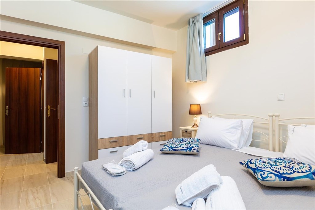 moderni-dum-v-rustikalnim-duchu-a-s-bazenem-kreta-recko