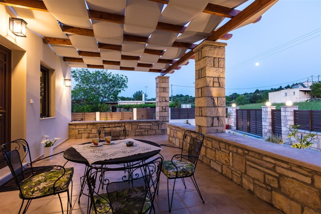 moderni-dum-v-rustikalnim-duchu-a-s-bazenem-kreta-recko