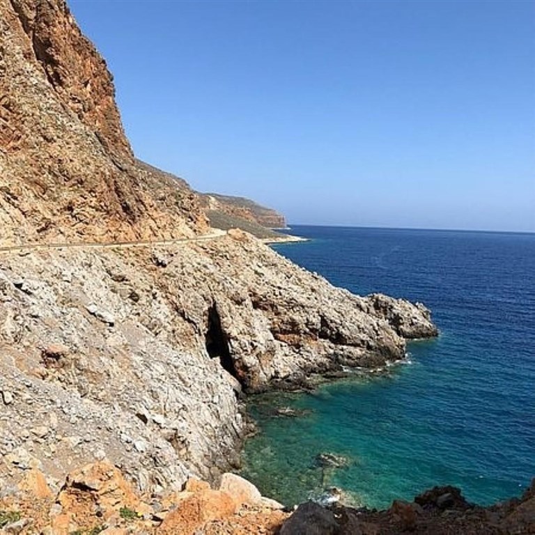 na-prodej-nova-kamenna-vila-s-bazenem-pobliz-more-kreta-recko