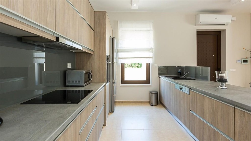 na-prodej-nova-kamenna-vila-s-bazenem-pobliz-more-kreta-recko