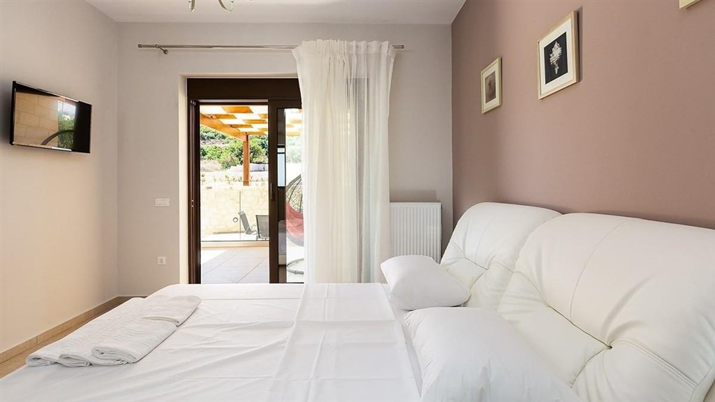 na-prodej-nova-kamenna-vila-s-bazenem-pobliz-more-kreta-recko