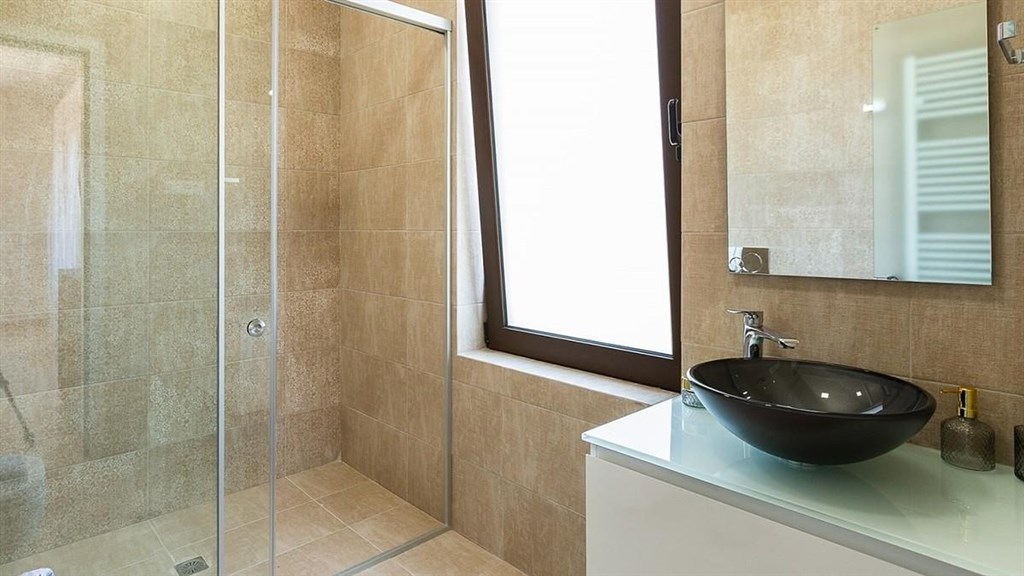 na-prodej-nova-kamenna-vila-s-bazenem-pobliz-more-kreta-recko