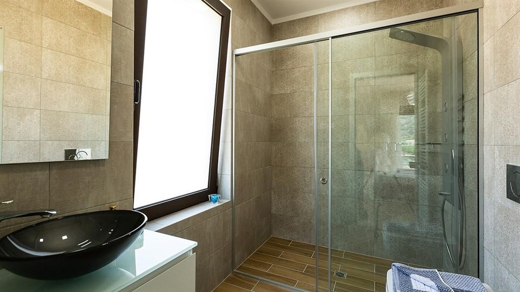 na-prodej-nova-kamenna-vila-s-bazenem-pobliz-more-kreta-recko