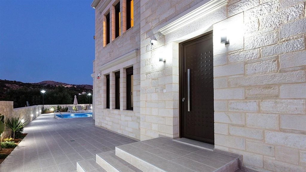na-prodej-nova-kamenna-vila-s-bazenem-pobliz-more-kreta-recko
