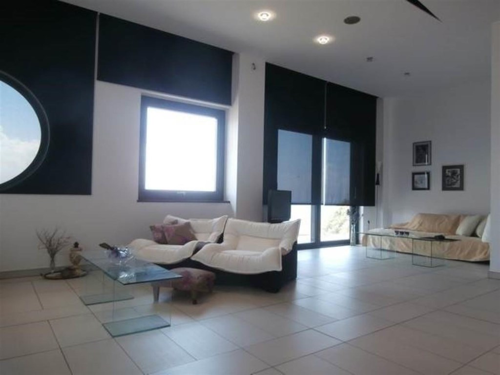 na-prodej-designova-vila-v-1-rade-u-more-kreta-recko