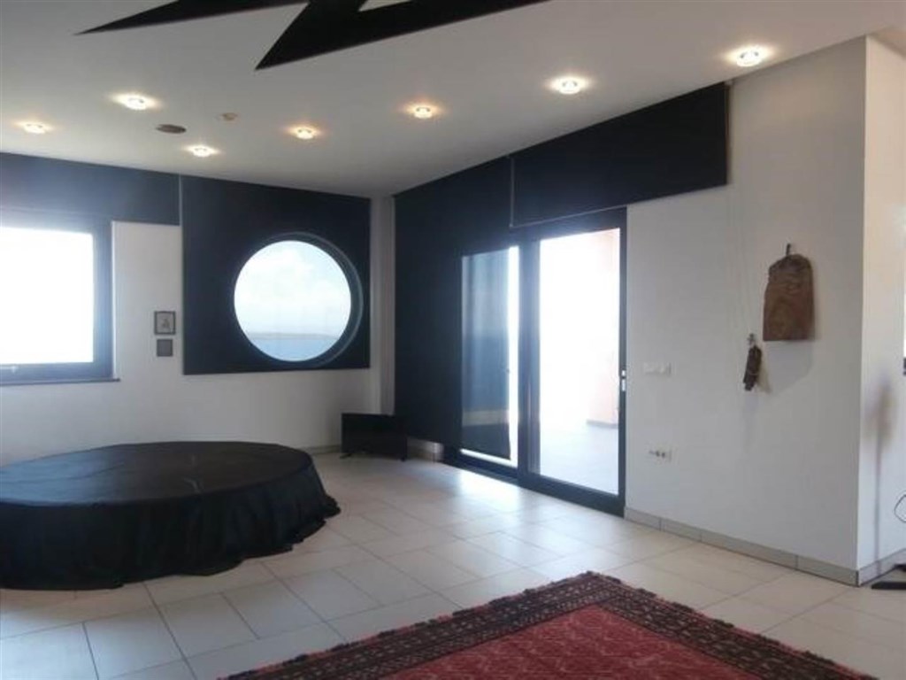 na-prodej-designova-vila-v-1-rade-u-more-kreta-recko