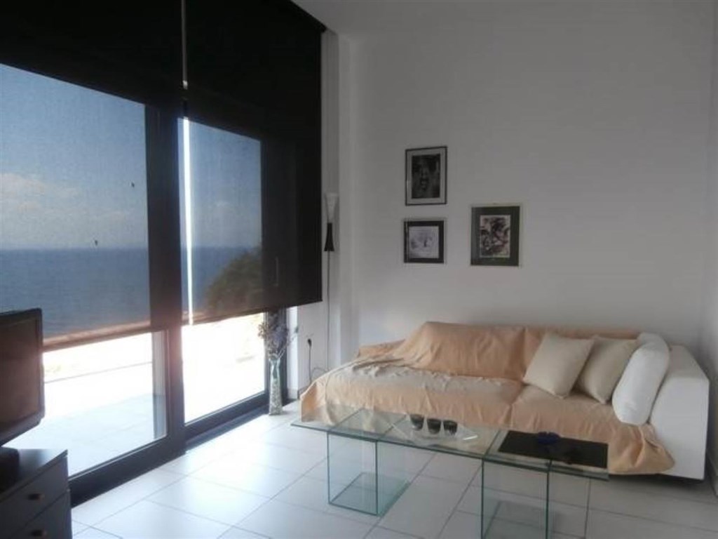 na-prodej-designova-vila-v-1-rade-u-more-kreta-recko