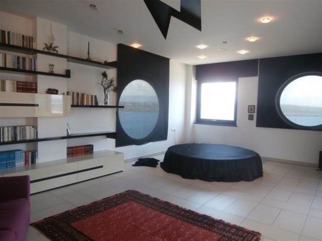 na-prodej-designova-vila-v-1-rade-u-more-kreta-recko