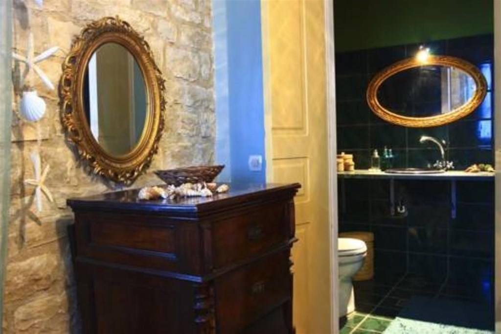 dve-kamenne-vily-s-bazeny-v-hezkem-prostredi-kreta-recko