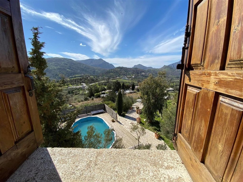 dve-kamenne-vily-s-bazeny-v-hezkem-prostredi-kreta-recko