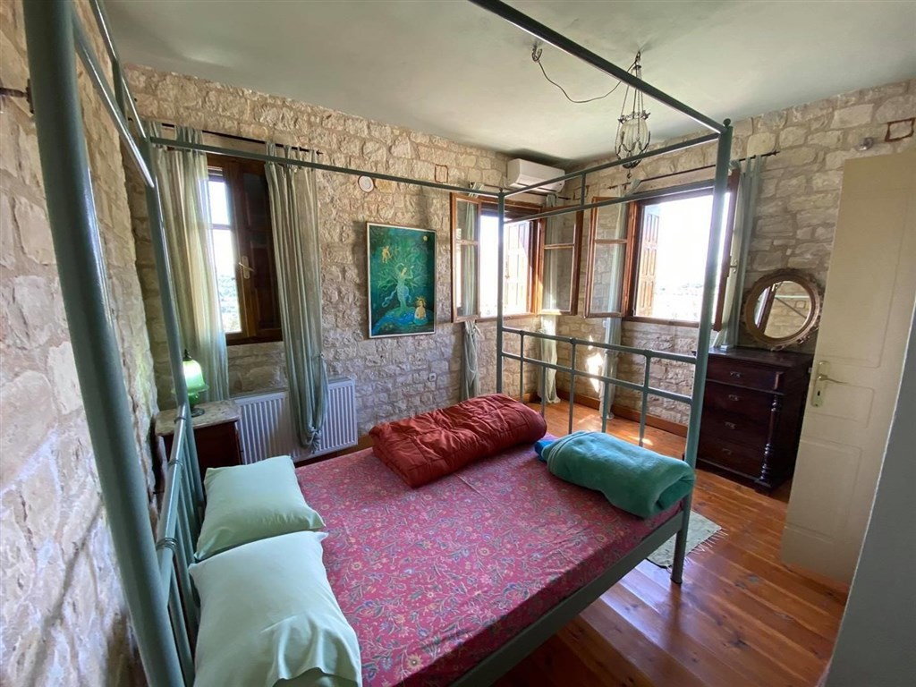 dve-kamenne-vily-s-bazeny-v-hezkem-prostredi-kreta-recko