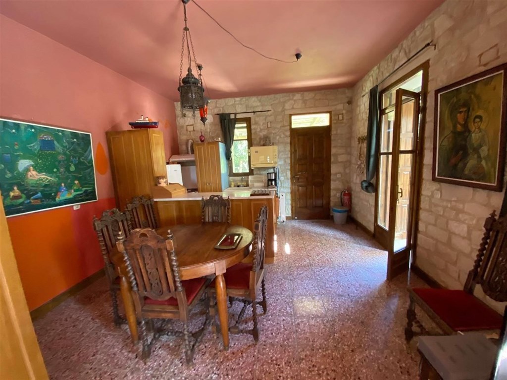 dve-kamenne-vily-s-bazeny-v-hezkem-prostredi-kreta-recko