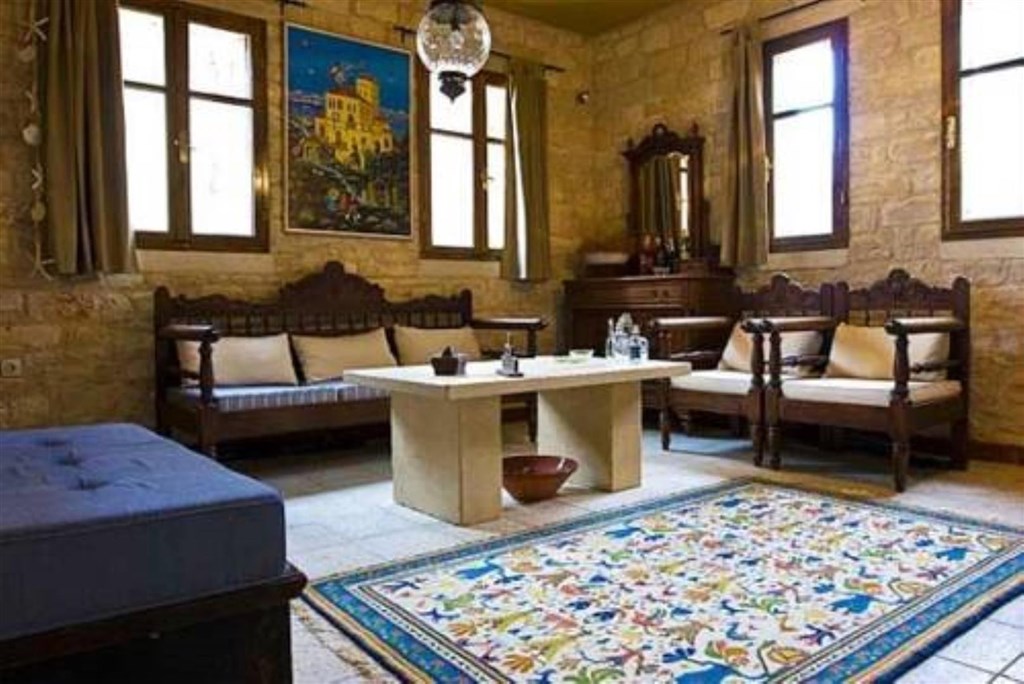 dve-kamenne-vily-s-bazeny-v-hezkem-prostredi-kreta-recko