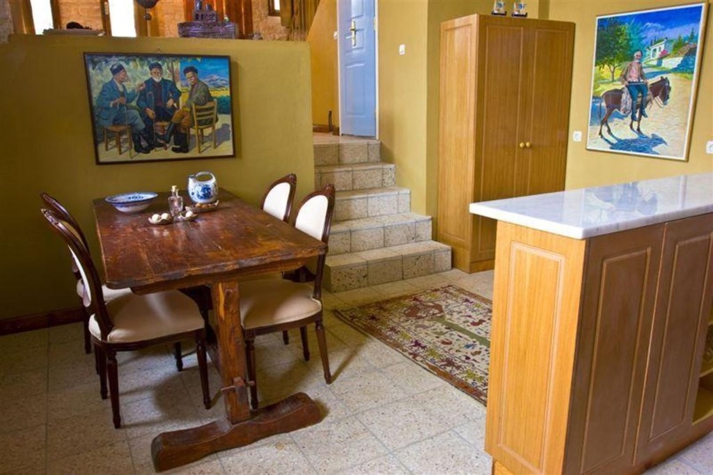 dve-kamenne-vily-s-bazeny-v-hezkem-prostredi-kreta-recko