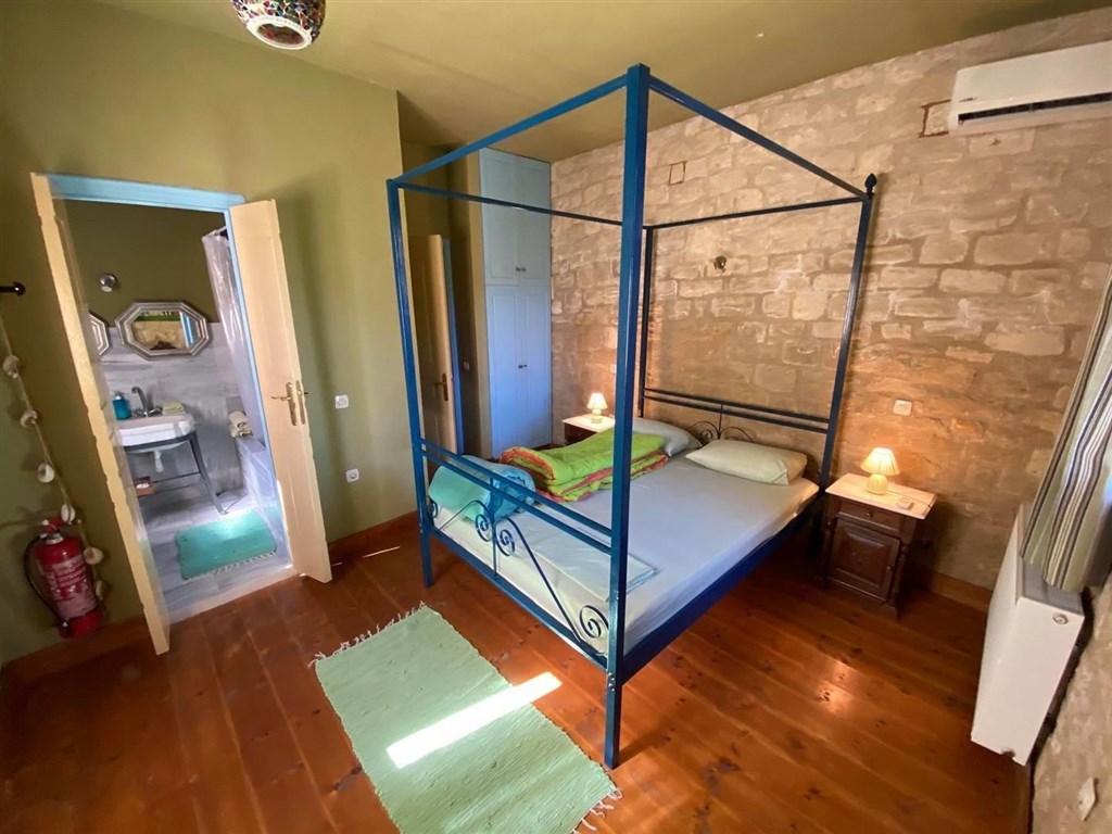 dve-kamenne-vily-s-bazeny-v-hezkem-prostredi-kreta-recko