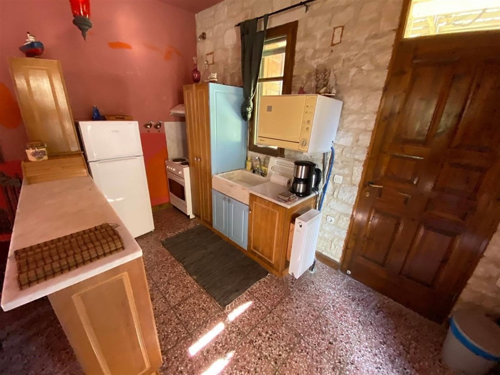 dve-kamenne-vily-s-bazeny-v-hezkem-prostredi-kreta-recko