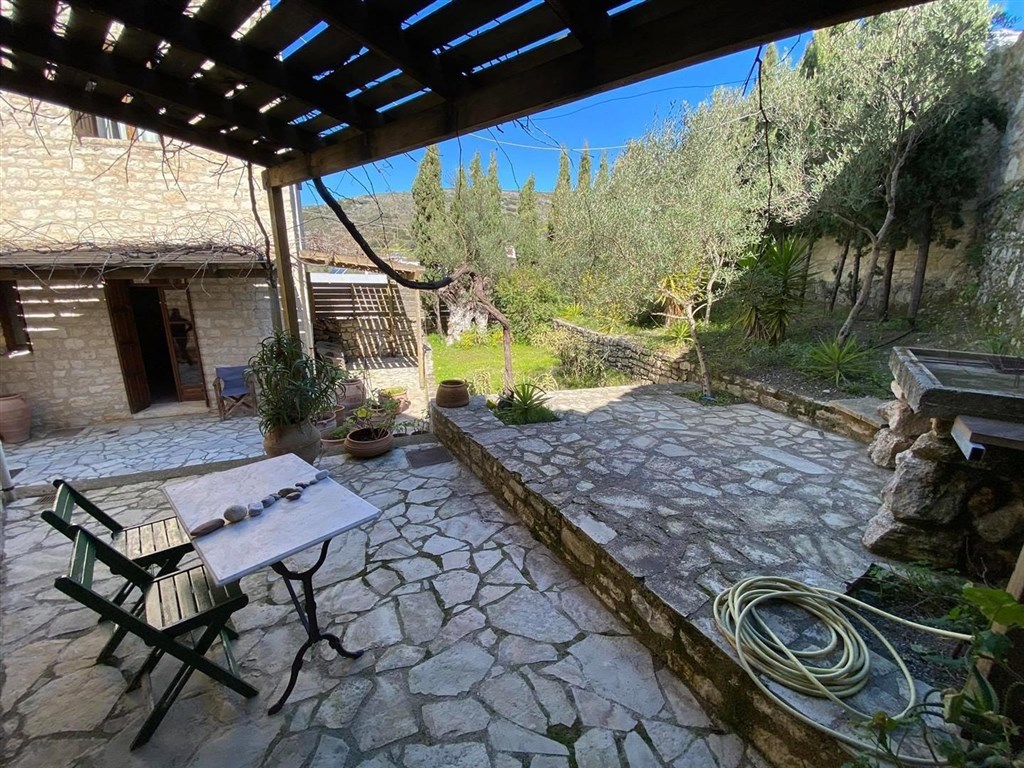 dve-kamenne-vily-s-bazeny-v-hezkem-prostredi-kreta-recko