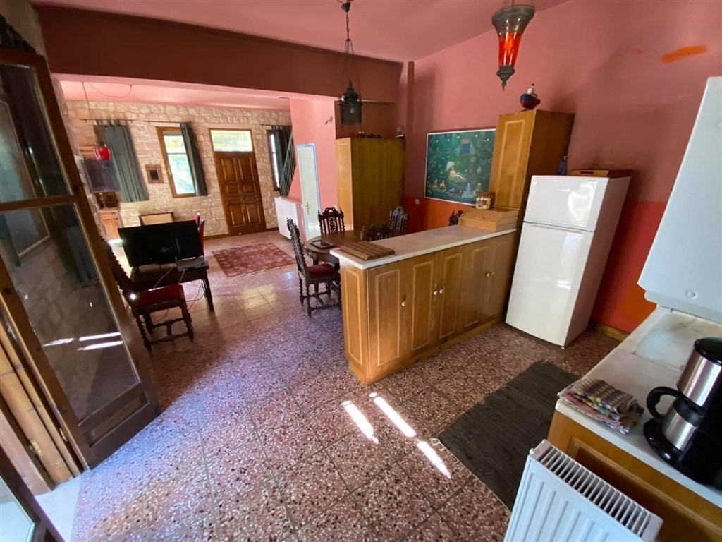 dve-kamenne-vily-s-bazeny-v-hezkem-prostredi-kreta-recko