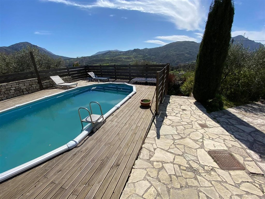 dve-kamenne-vily-s-bazeny-v-hezkem-prostredi-kreta-recko