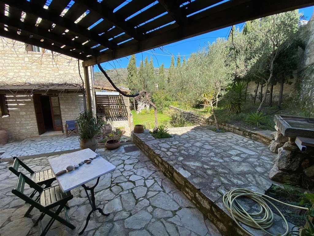 dve-kamenne-vily-s-bazeny-v-hezkem-prostredi-kreta-recko