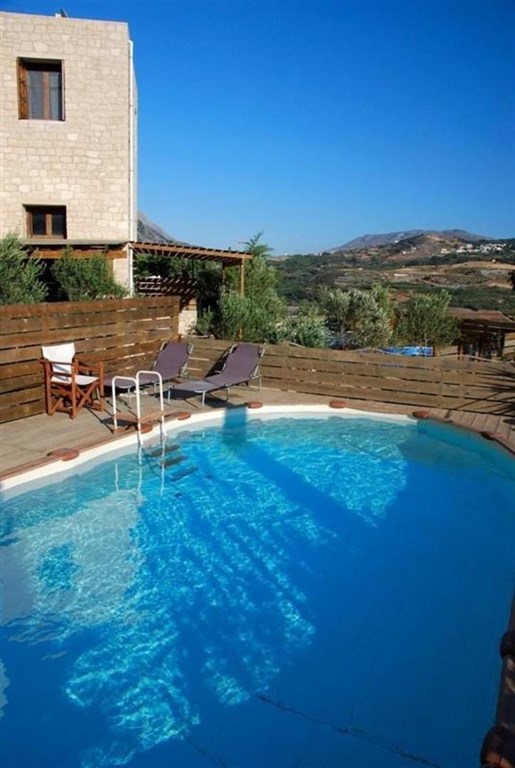 dve-kamenne-vily-s-bazeny-v-hezkem-prostredi-kreta-recko