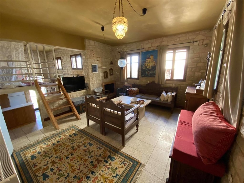 dve-kamenne-vily-s-bazeny-v-hezkem-prostredi-kreta-recko