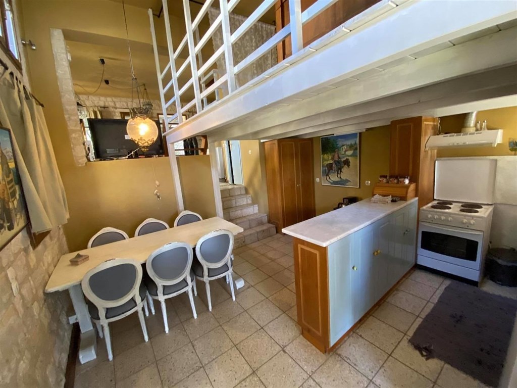 dve-kamenne-vily-s-bazeny-v-hezkem-prostredi-kreta-recko