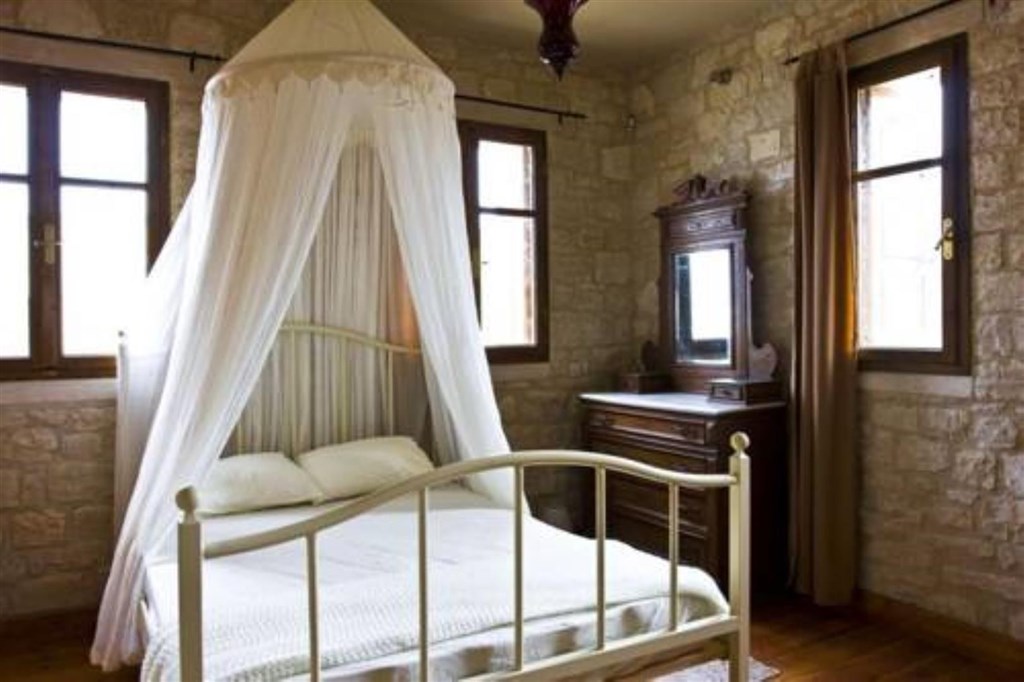 dve-kamenne-vily-s-bazeny-v-hezkem-prostredi-kreta-recko