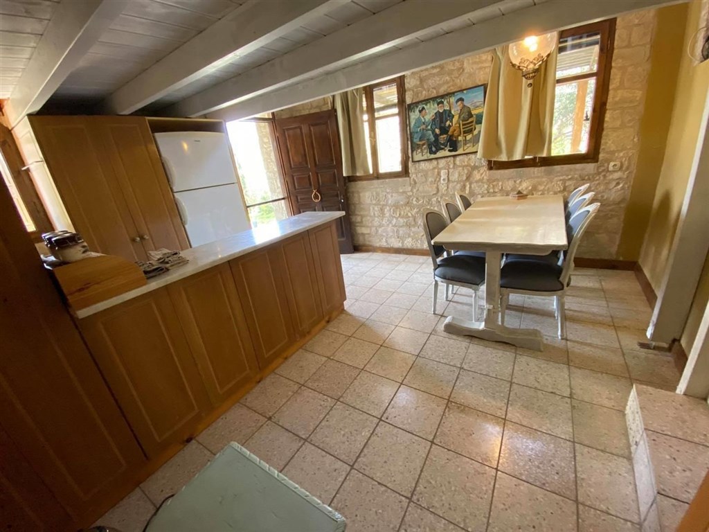 dve-kamenne-vily-s-bazeny-v-hezkem-prostredi-kreta-recko