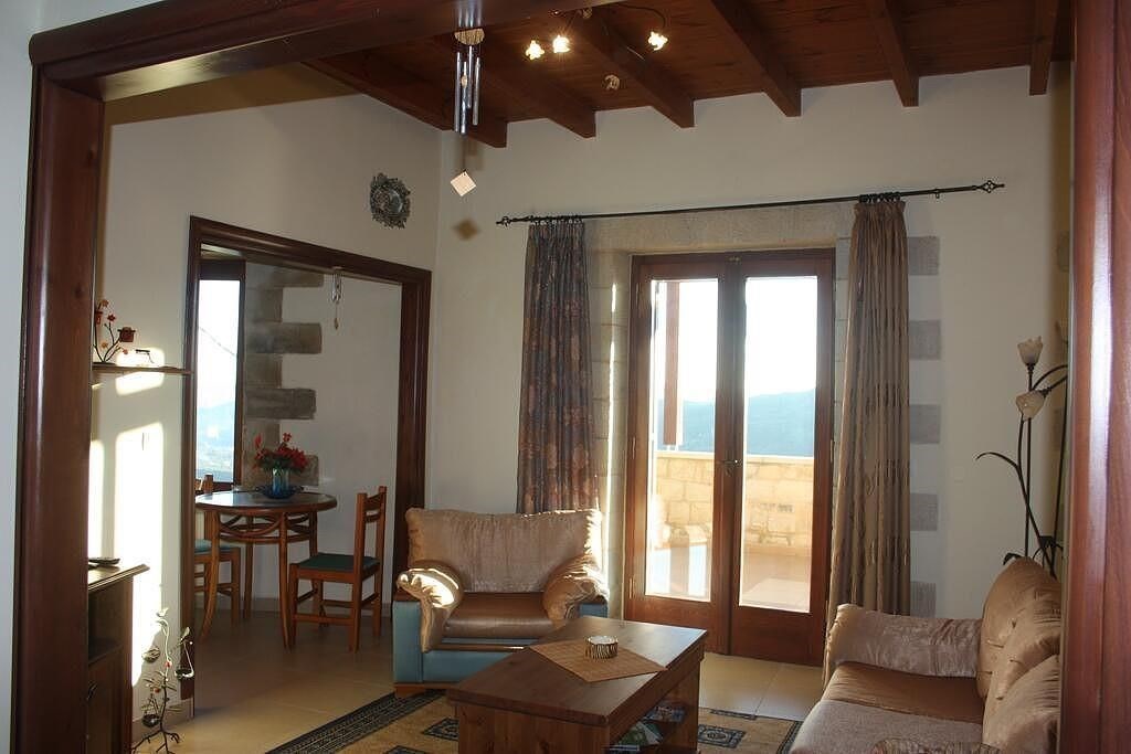 kamenny-dum-s-vyhledem-na-more-kreta-recko