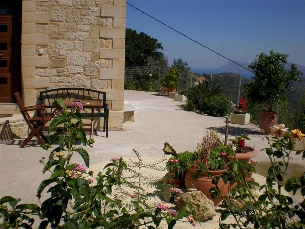 kamenny-dum-s-vyhledem-na-more-kreta-recko