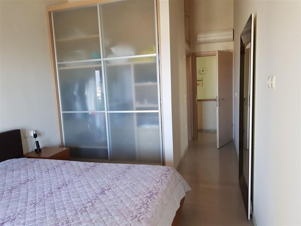 kamenny-dum-s-bazenem-a-vyhledem-na-more-kreta-recko