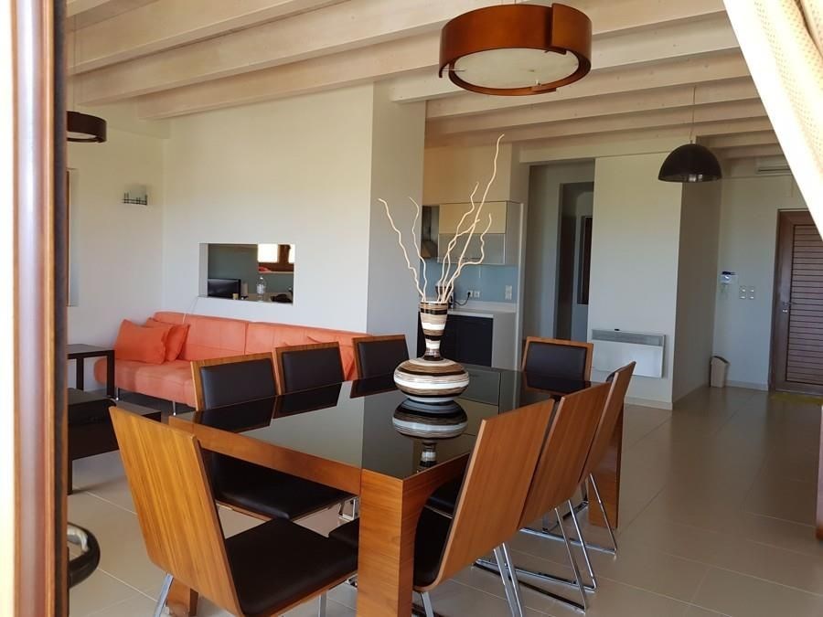 kamenny-dum-s-bazenem-a-vyhledem-na-more-kreta-recko