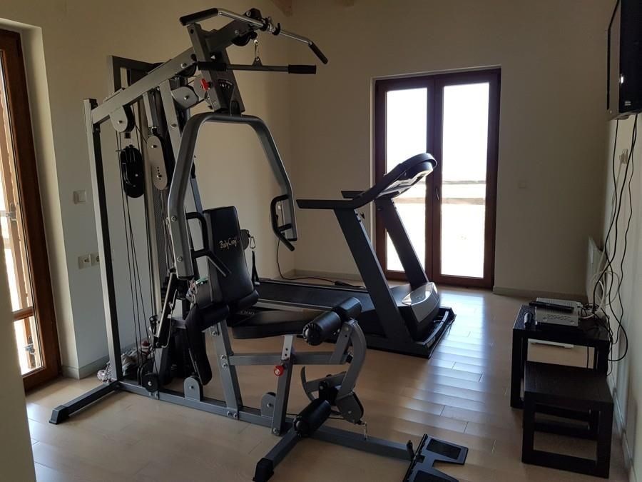 kamenny-dum-s-bazenem-a-vyhledem-na-more-kreta-recko