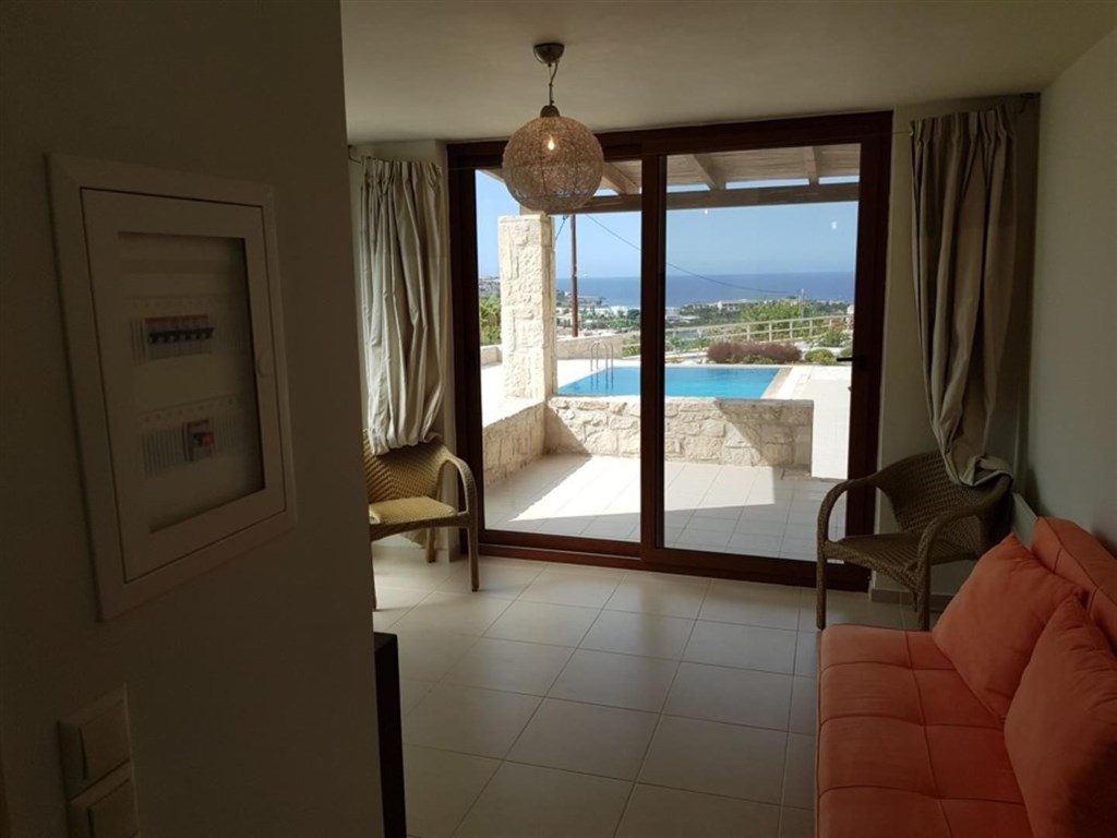 kamenny-dum-s-bazenem-a-vyhledem-na-more-kreta-recko