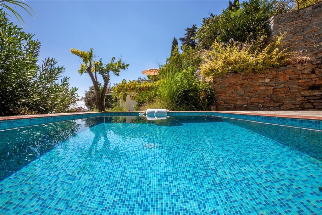 na-prodej-komplex-vila-a-studio-s-vyhledem-na-more-skopelos-recko