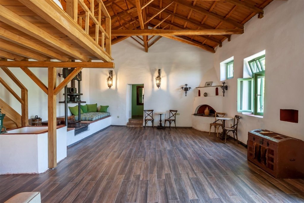 na-prodej-komplex-vila-a-studio-s-vyhledem-na-more-skopelos-recko