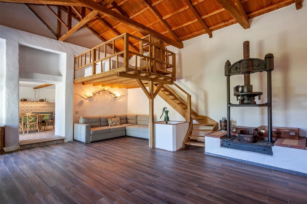 na-prodej-komplex-vila-a-studio-s-vyhledem-na-more-skopelos-recko