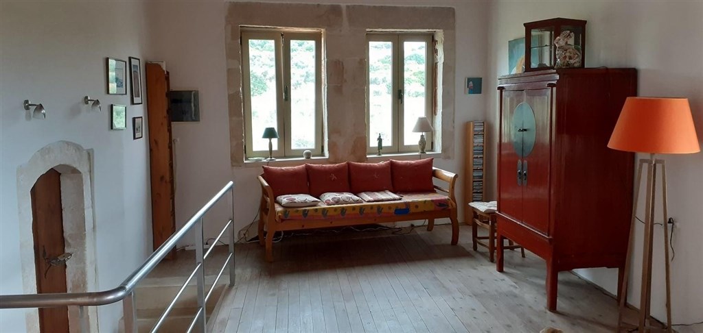 kamenny-dum-s-bazenem-a-nadhernym-vyhledem-do-okoli-kreta-recko