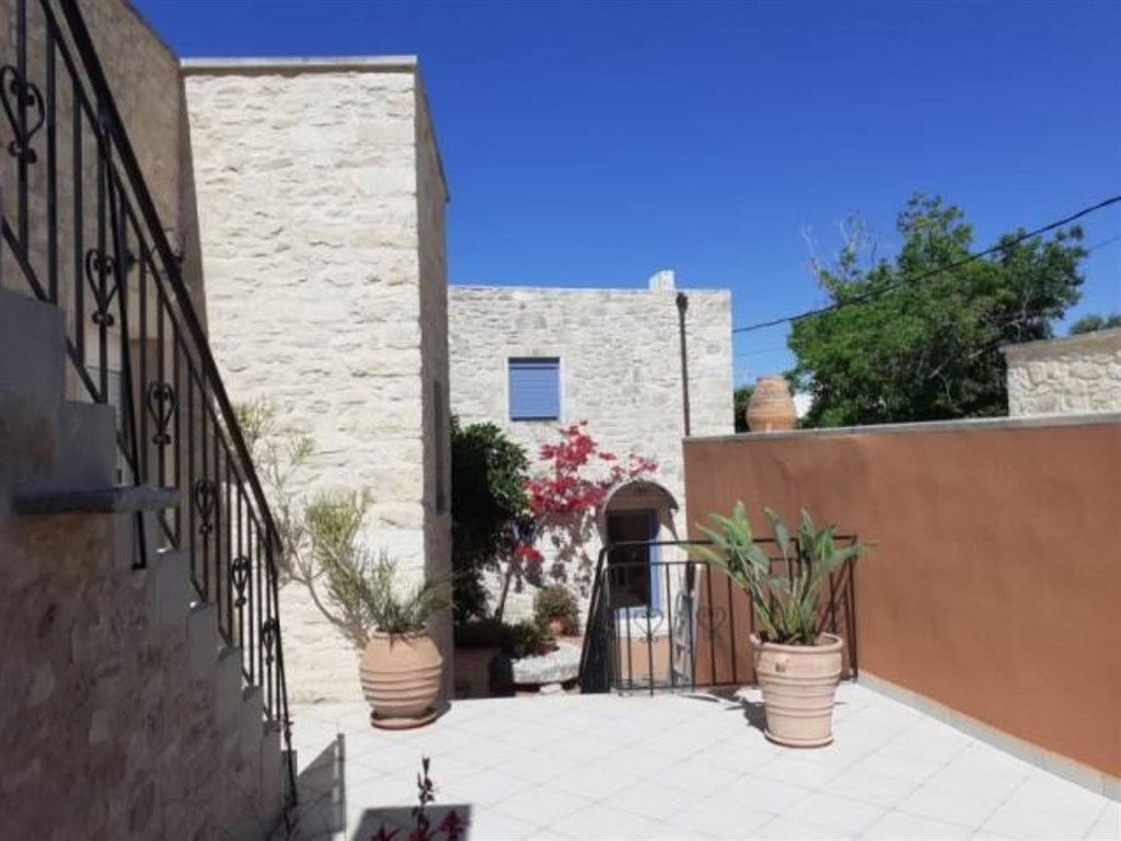 kamenny-dum-s-bazenem-a-nadhernym-vyhledem-do-okoli-kreta-recko