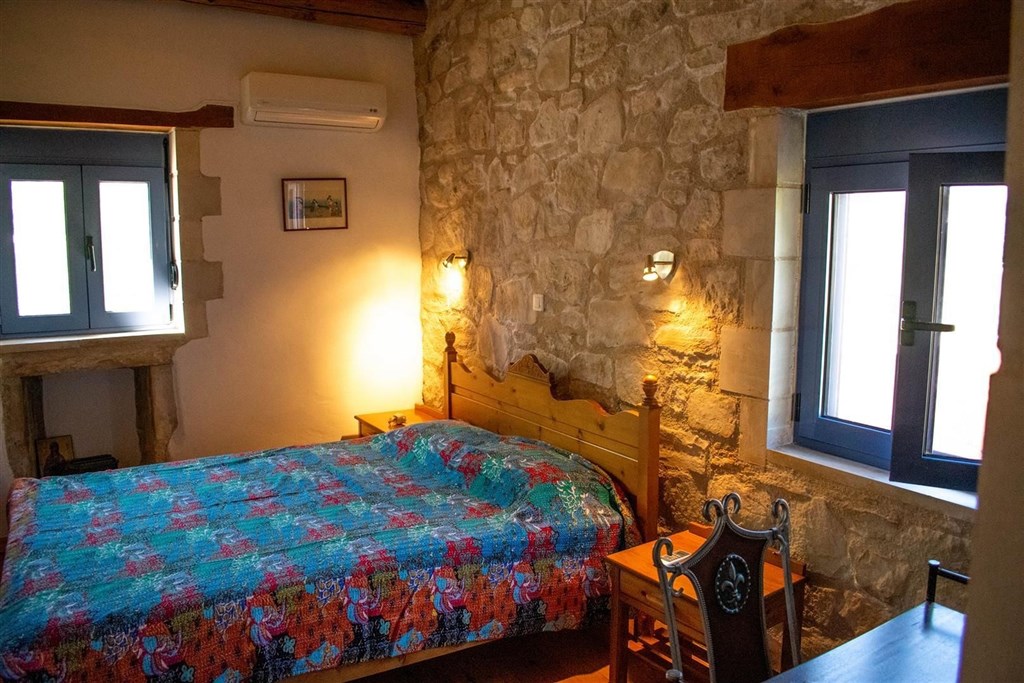 kamenny-dum-s-bazenem-a-nadhernym-vyhledem-do-okoli-kreta-recko